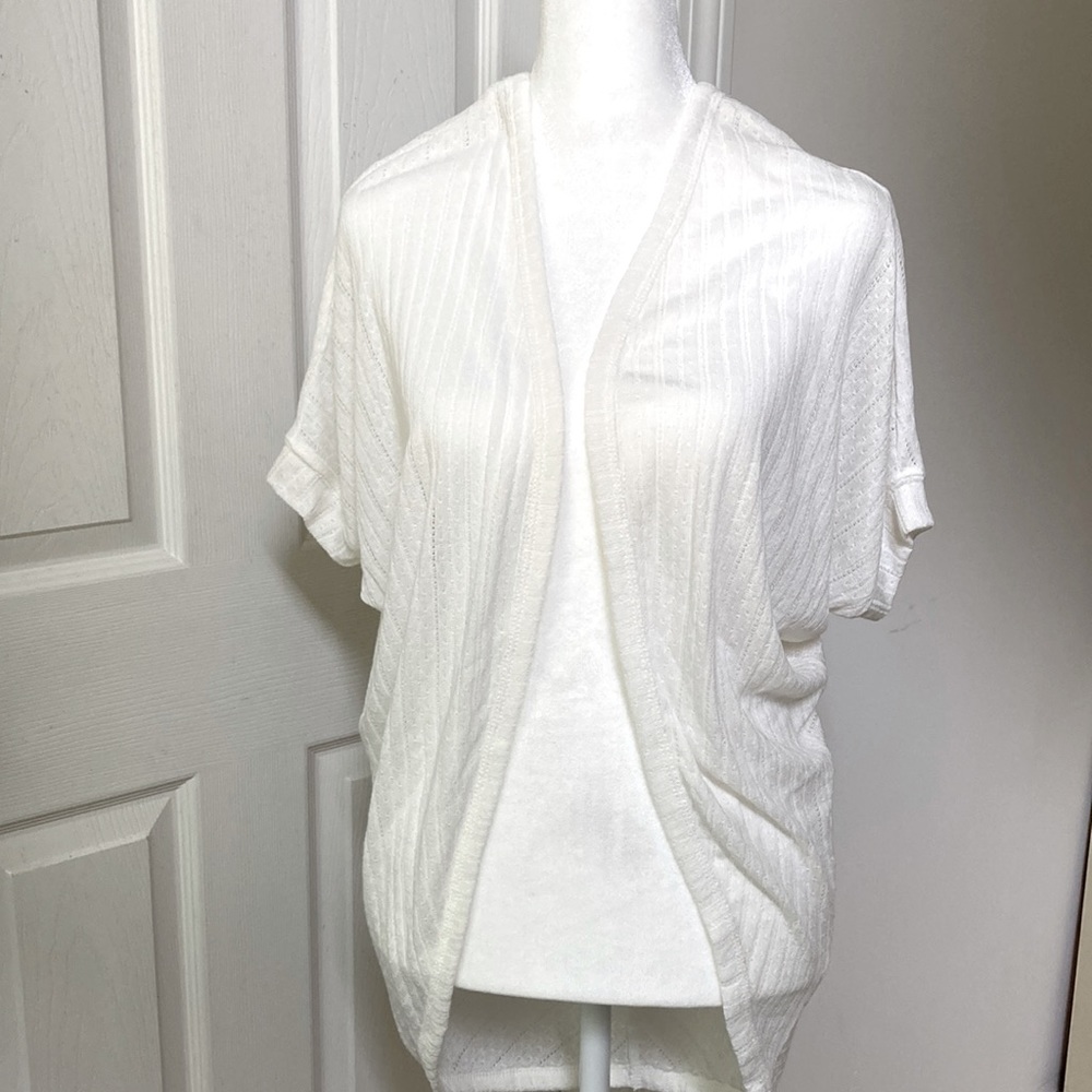 Short-sleeve, lightweight, loose-fitting sweater